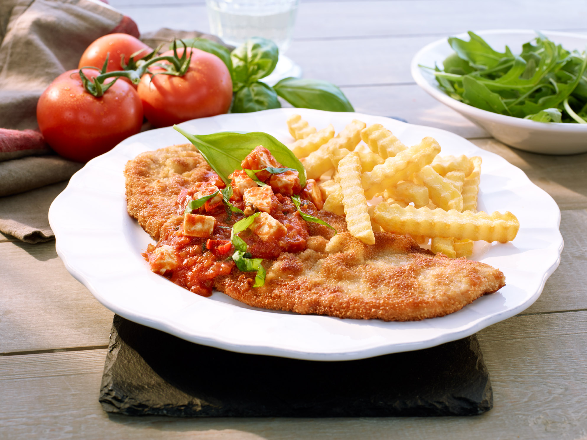 Escalope de porc panée avec sauce tomate épicée