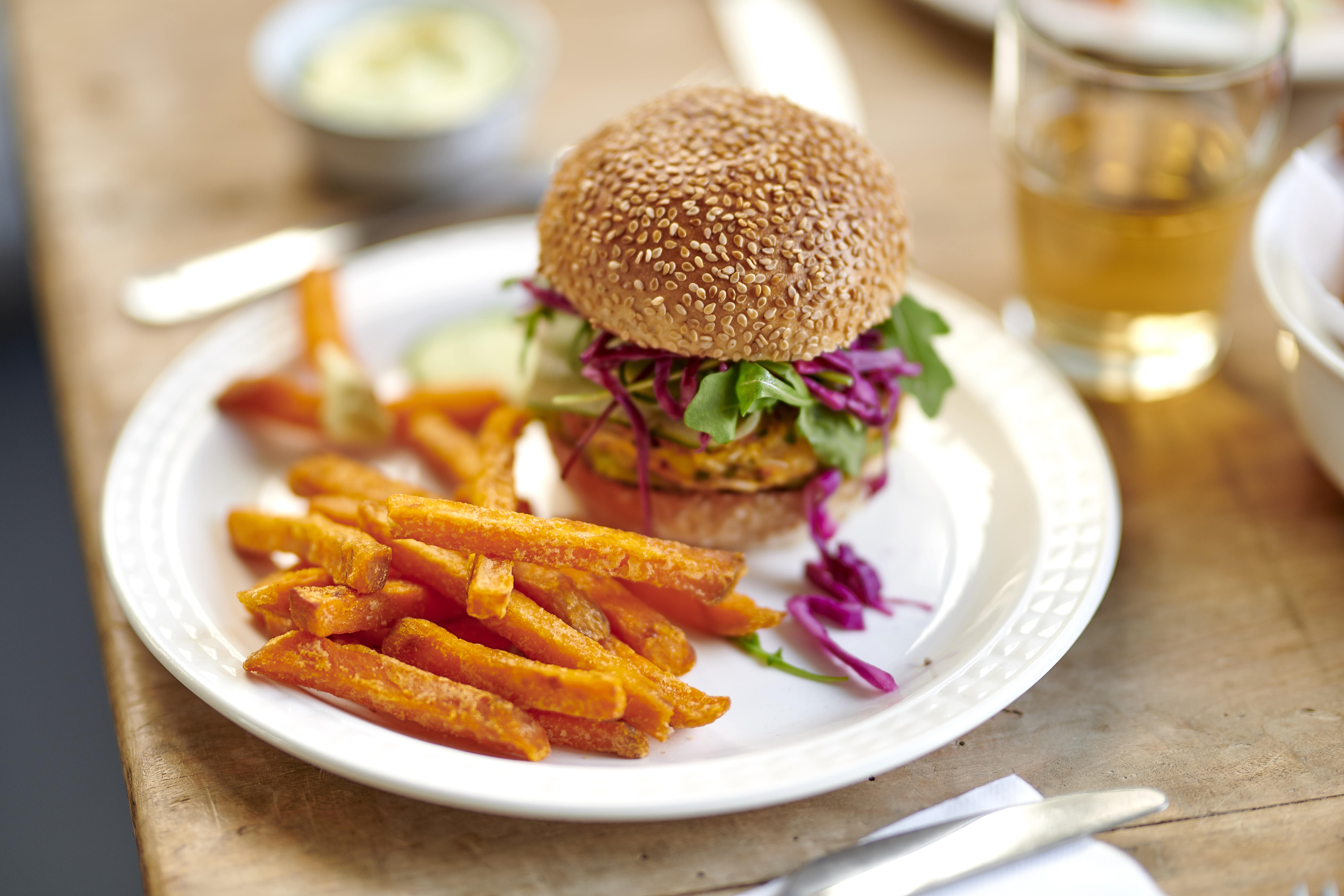 Burger de légumes végane au guacamole