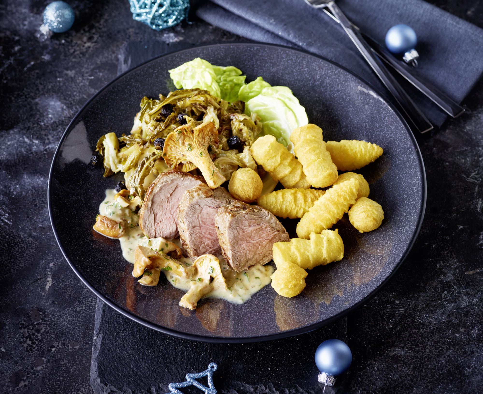 Filet de veau sur chou de Milan épicé avec sauce crémeuse aux girolles