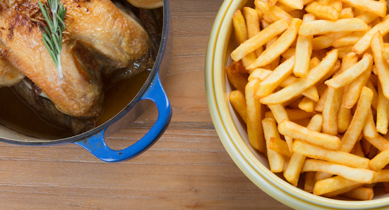 Poulet mariné avec saladier de frites