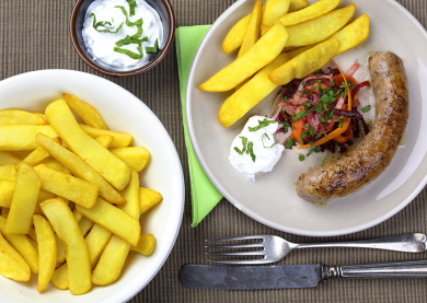 Saucisse de campagne et salade de betteraves rouges et de chou-rave