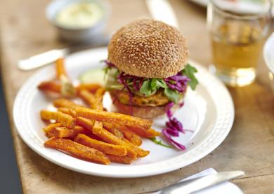 Burger de légumes végane au guacamole avec frites de patate douce