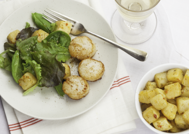 Coquilles met kruidensla en gebakken aardappelblokjes