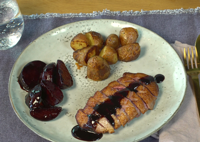 Demi grenailles à la peau rouge au romarin, magret de canard et betteraves au vinaigre balsamique