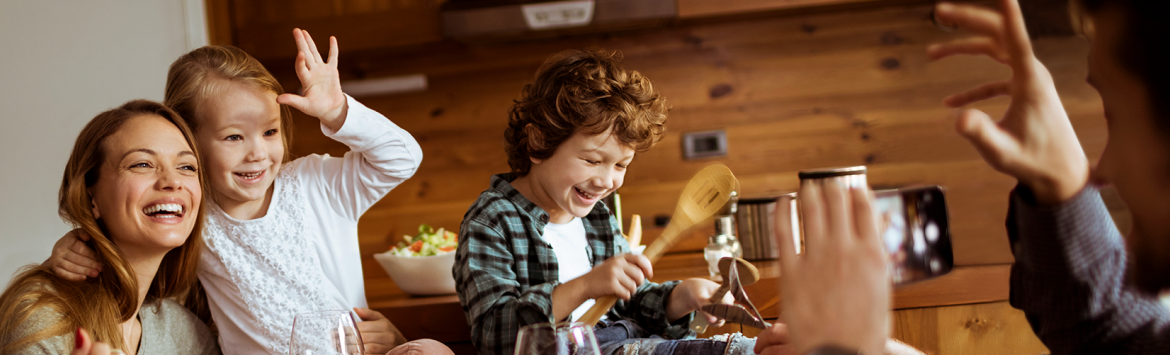 Un repas convivial en famille autour des frites pour passer un bon moment