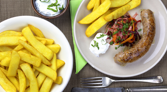 Saucisse de campagne et salade de betteraves rouges et de chou-rave