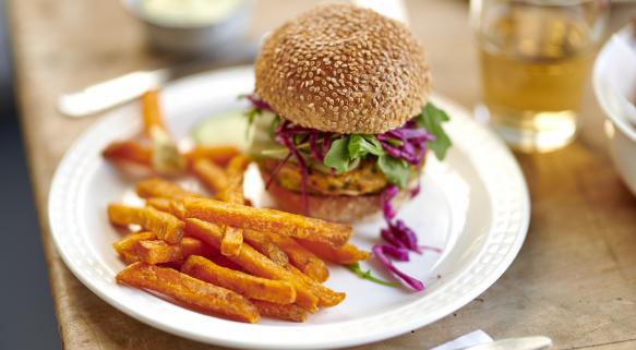 Burger de légumes végane au guacamole avec frites de patate douce