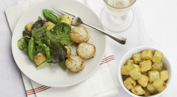 Coquilles met kruidensla en gebakken aardappelblokjes