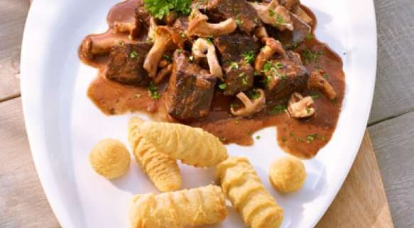 Ragoût de gibier à la crème et champignons sauvages
