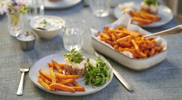 Tartare frais de saumon au citron vert et chou-fleur avec frites de patates douces